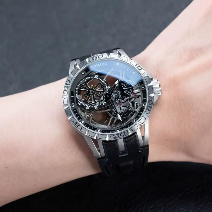 Montre militaire mécanique OBLVLO avec cadran argenté, aiguilles lumineuses, bracelet en silicone robuste et boucle ardillon pour homme occasions spéciales