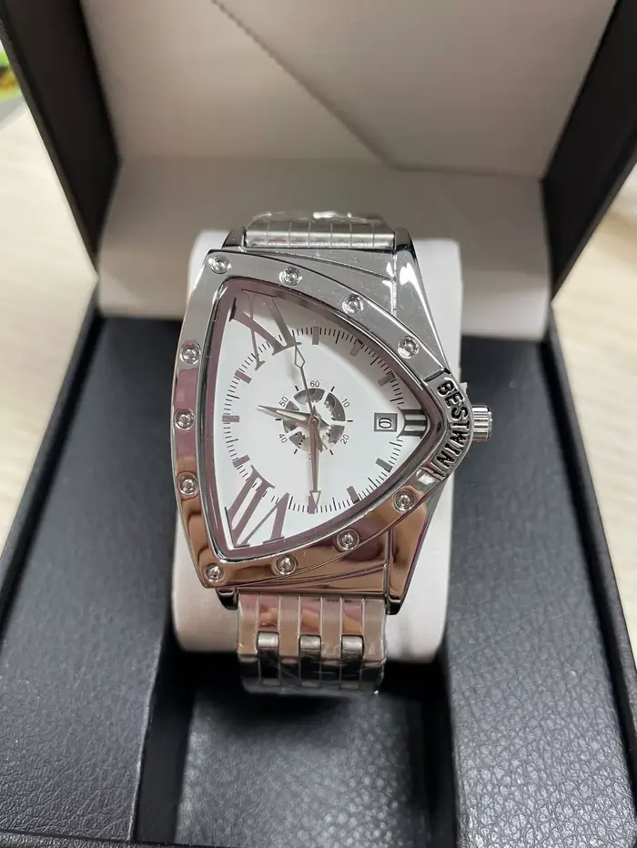 Montre Triangle homme acier inoxydable quartz triangle dorée résistante à l'eau pour occasions spéciales et activités de plein air