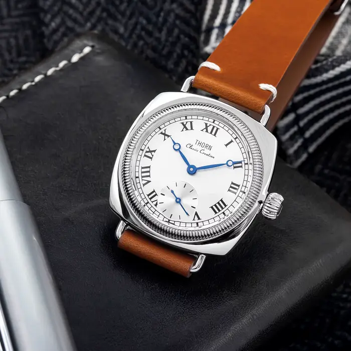 Montre THORN en forme d'oreiller avec bracelet en cuir pour homme et femme occasions spéciales quartz rétro élégante à offrir