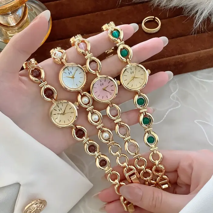 Montre ronde élégante pour femmes avec pierres translucides scintillantes Nouvelles montres à quartz de luxe haut de gamme Bracelet en or Montres-bracelets