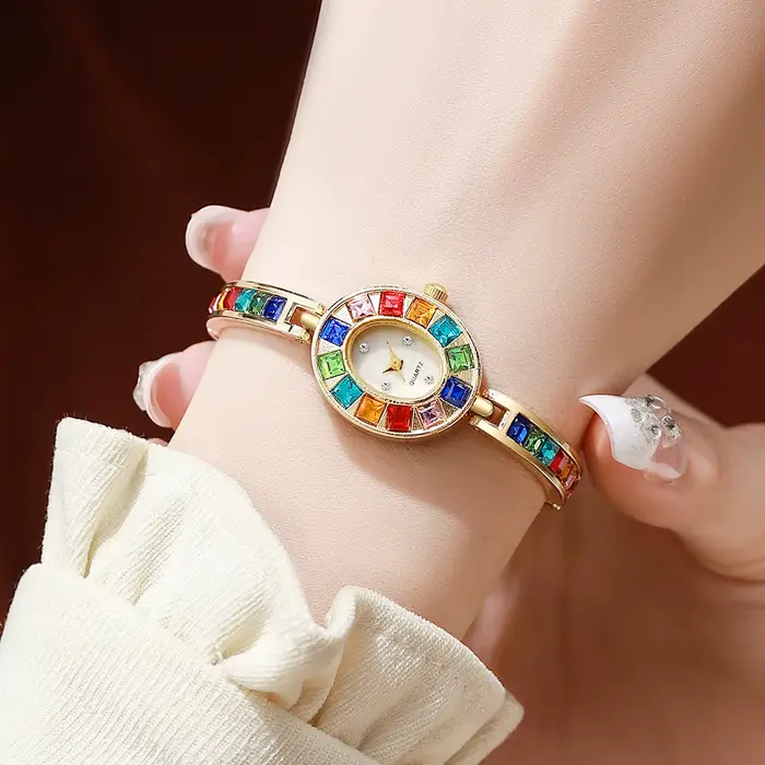 Montre de luxe en strass pour femmes élégante et sophistiquée à offrir pour diverses occasions spéciales