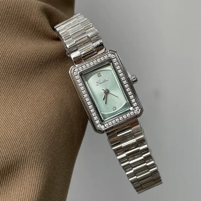 Montre rectangulaire argentée de luxe légère pour femmes