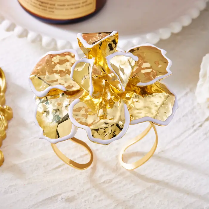 Bracelet ouvert exagéré en émail blanc à motif floral pour femme