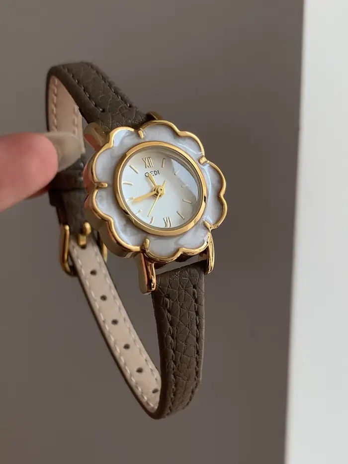 Montre Vintage pour femmes, bracelet en cuir en forme de fleur, cadran à chiffres romains, montre-br