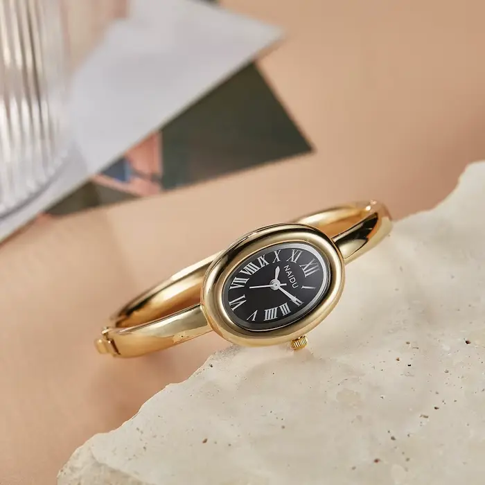 Montre ovale élégante pour femmes avec cadran en chiffres romains et bracelet en alliage à Quartz pour occasions spéciales