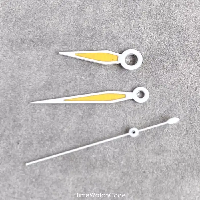 Aiguilles de montre pilote blanches et jaunes