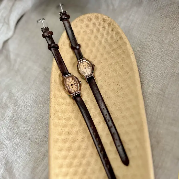 Montre vintage décontractée et élégante pour femmes avec bracelet en cuir marron café et cadran en forme de baril orné de strass pour diverses occasions