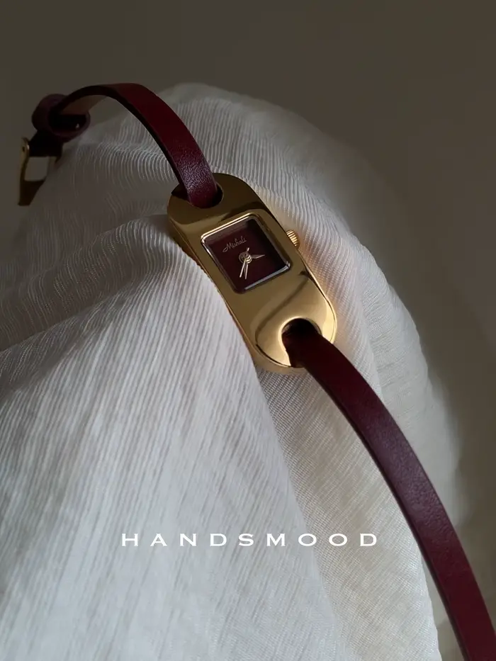 Montre de luxe de haute qualité avec long bracelet rouge