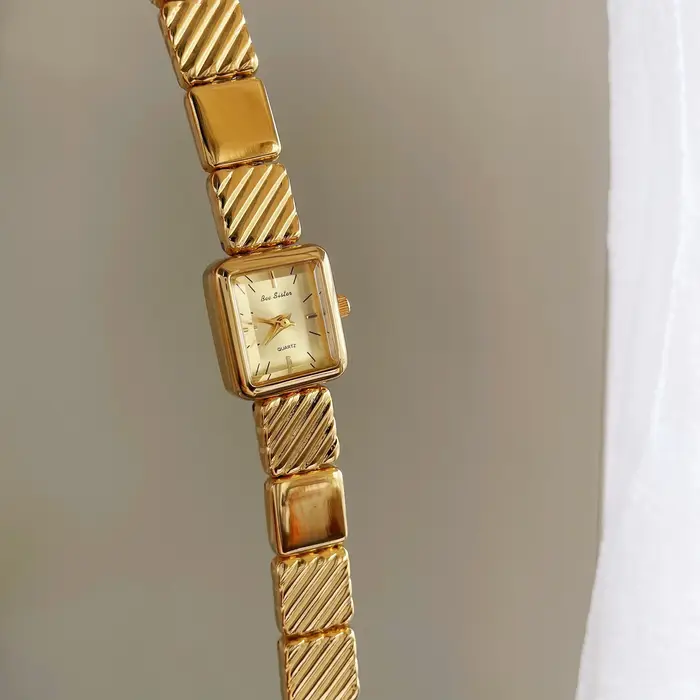Montre rétro carrée en or pour femmes élégante avec bracelet carré de luxe quartz haute qualité cadeau pour femmes occasions spéciales