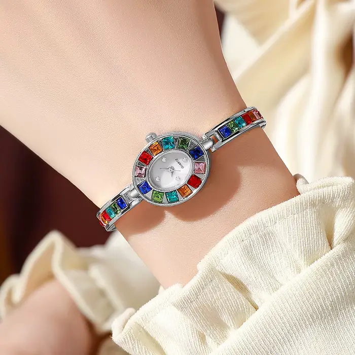 Montre de luxe en strass pour femmes élégante et sophistiquée à offrir pour diverses occasions spéciales