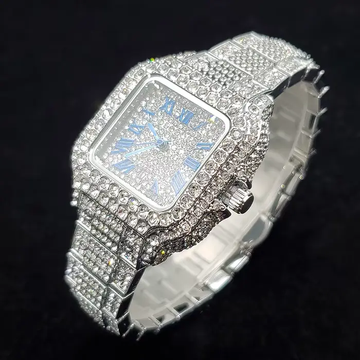 Montre de luxe entièrement sertie de diamants pour femme