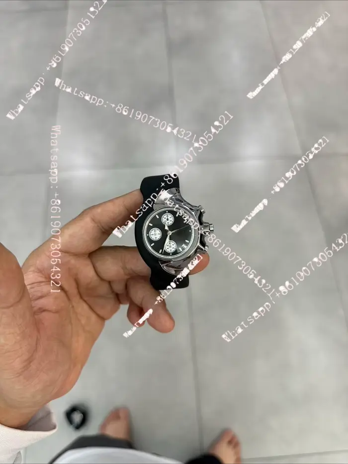 Montre rétro originale en acier inoxydable multifonctionnelle avec design de personnalité pour femmes et hommes pour diverses occasions spéciales