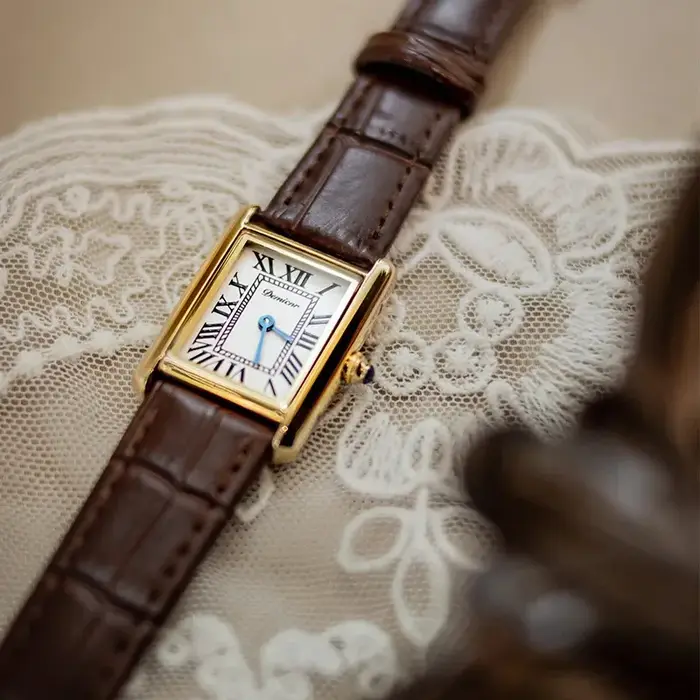 Montre rectangulaire pour femmes Simple rétro cuir romain tempérament affaires lumière luxe Niche dames montres Relógio Feminino