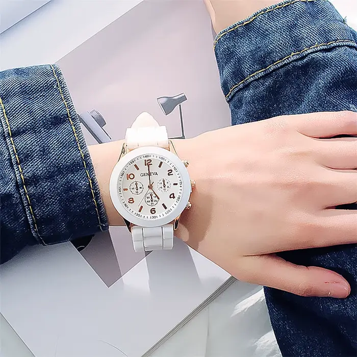 Montre à quartz en silicone blanc pour femmes
