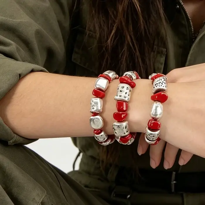 Ensemble de bracelets rouges et argentés vieillis