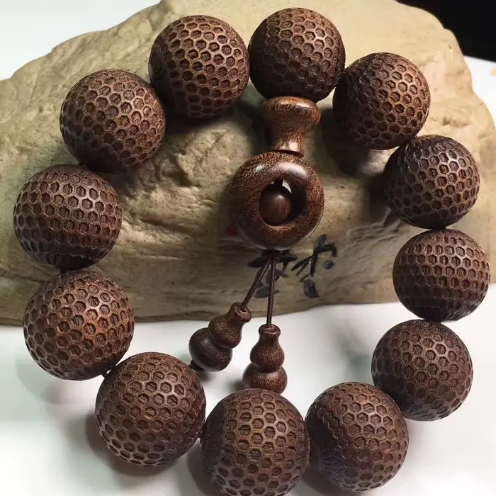 Bracelet en bois de santal doré