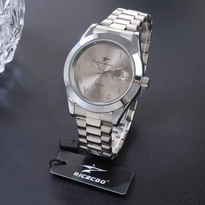 Une montre-bracelet à quartz avec un bracelet en acier inoxydable et un cadran personnalisé