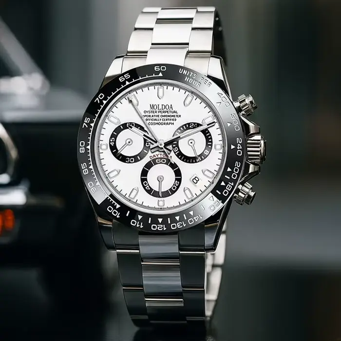 Une montre à quartz multifonctionnelle tendance en acier inoxydable argenté pour hommes avec affichage de points et de lignes.