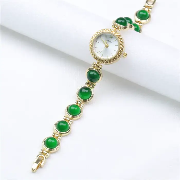 Montre élégante avec perles