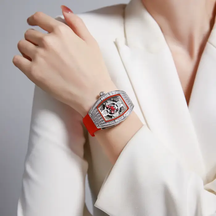 Montre pour femme élégante et luxueuse avec diamants