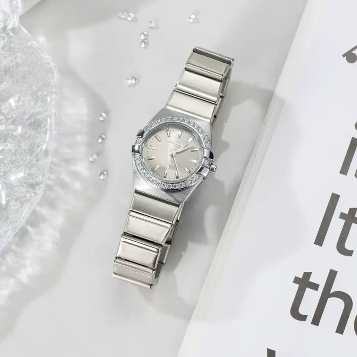 Montre en alliage pour femme style fashion et casual élégante à offrir pour occasions spéciales et quotidienne