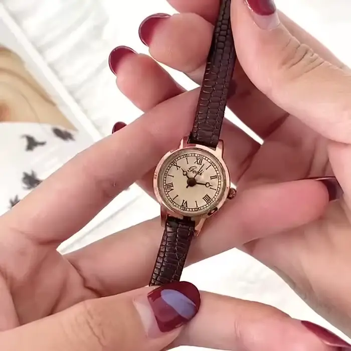 Montre pour femme rétro petite fille étudiant montres Niche haut de gamme bracelet en cuir étanche dames mode Quartz