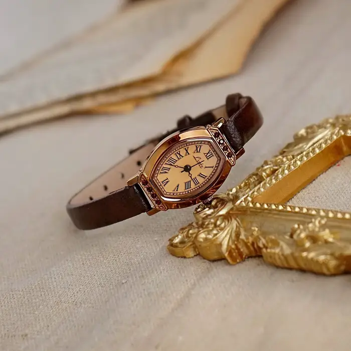 1 pièce de montre rétro décontractée et élégante pour femme marron café à la mode et exquise en form