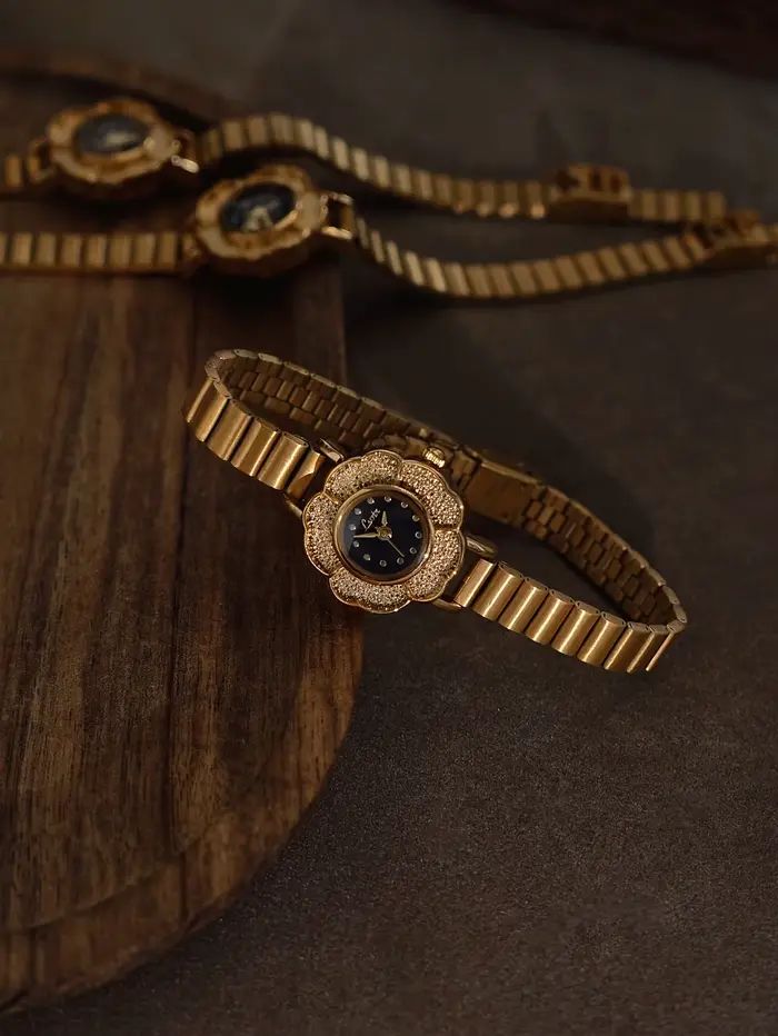 1 montre pour femme de style français rétro avec petit cadran doré et fleur de camélia