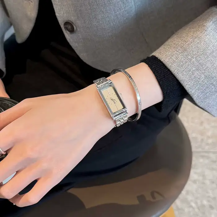 Montre rectangulaire en acier inoxydable pour femmes avec mouvement à quartz, résistante à l'eau, idéale pour toutes les occasions et cadeaux spéciaux