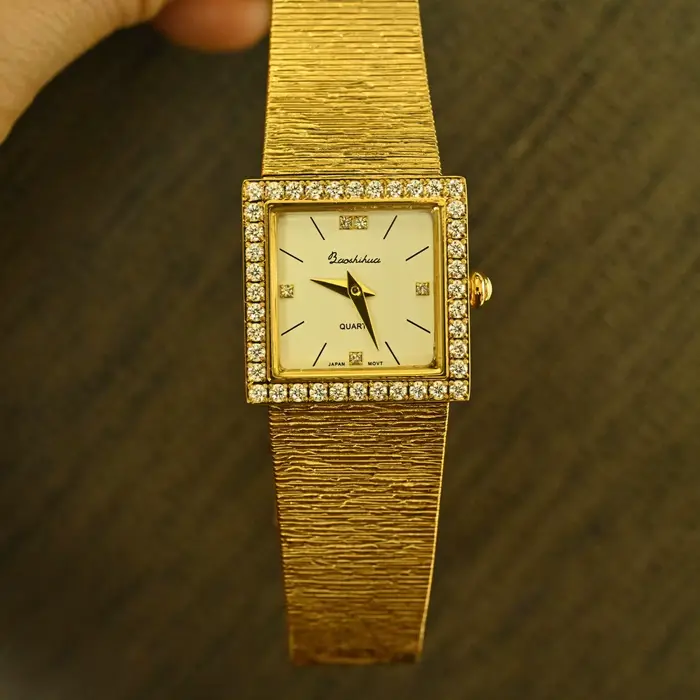 Montre carrée de luxe pour femme en or avec lunette en strass