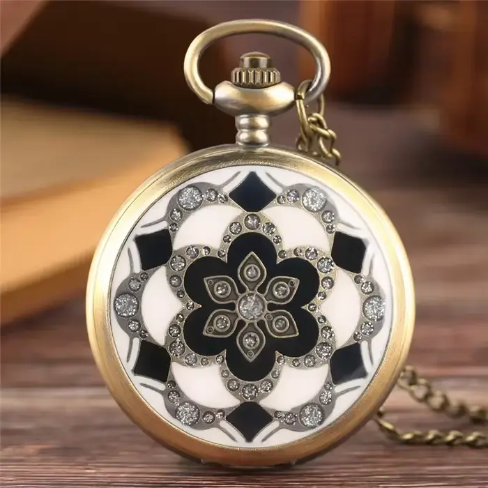 Montre de poche antique avec design floral en cristal