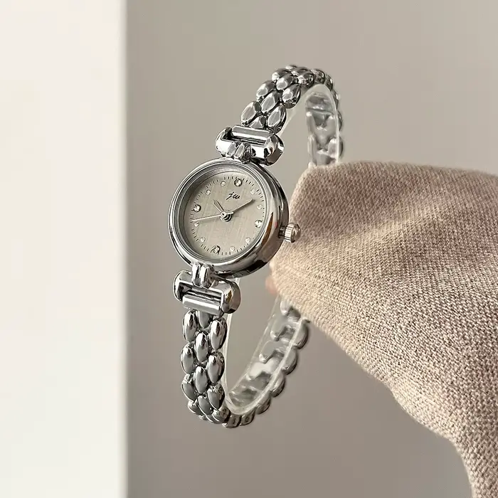 Montre pour femme rétro Bracelet montres petit et exquis polyvalent ceinture en acier dames mode Quartz horloge