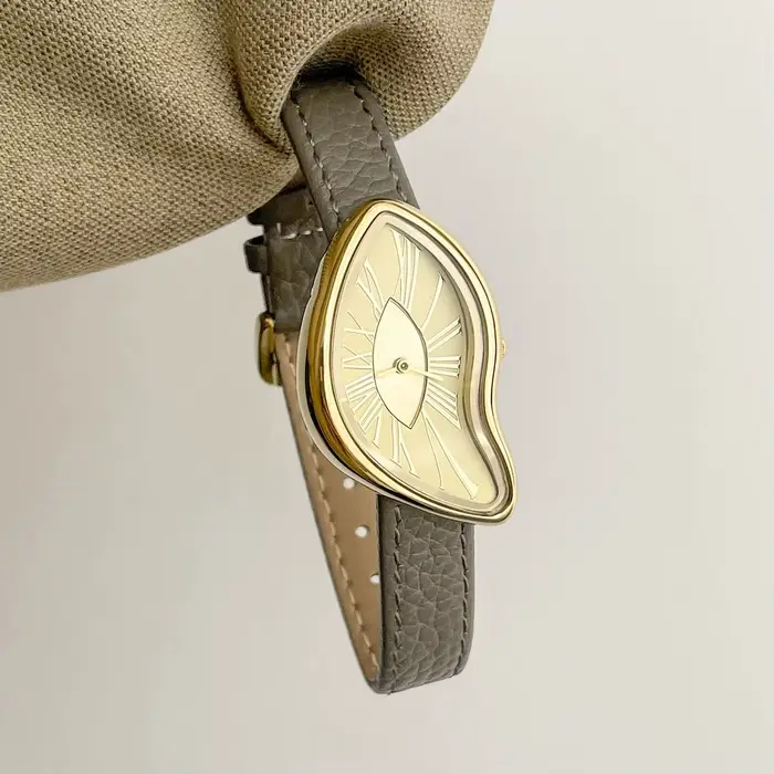 Montre rétro haute en couleurs avec cadran torsadé pour femmes résistante à l'eau et bracelet en cuir pour occasions spéciales