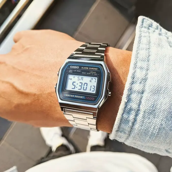 Montre numérique à quartz étanche pour hommes et femmes