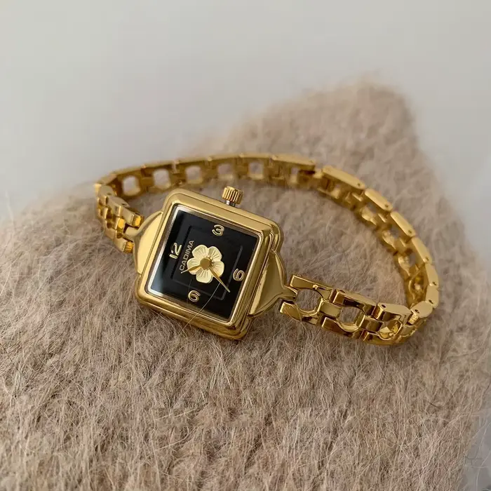 Nouvelle montre pour femme vintage noir or camélia chaîne lumière luxe à la mode carré haut de gamme