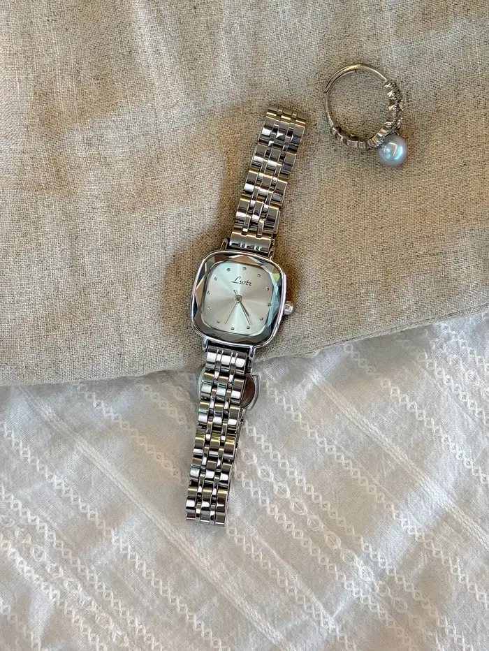 Montre à quartz mini carrée en acier inoxydable pour femme résistante à l'eau avec fermoir caché à bouton-poussoir pour occasions spéciales et quotidienne