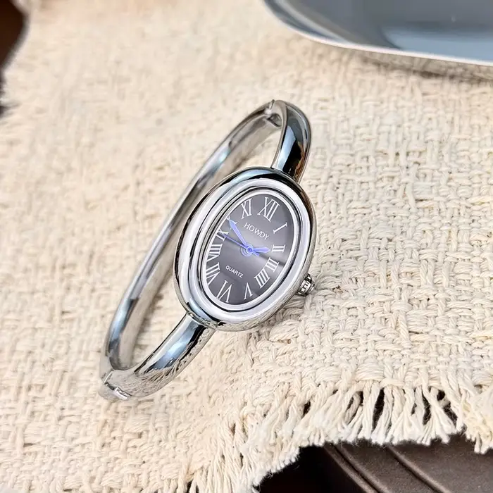 Nouveau style bracelet de baignoire petit cadran exquis et unique lumière luxe femmes haut de gamme chiffres romains montre à quartz ovale
