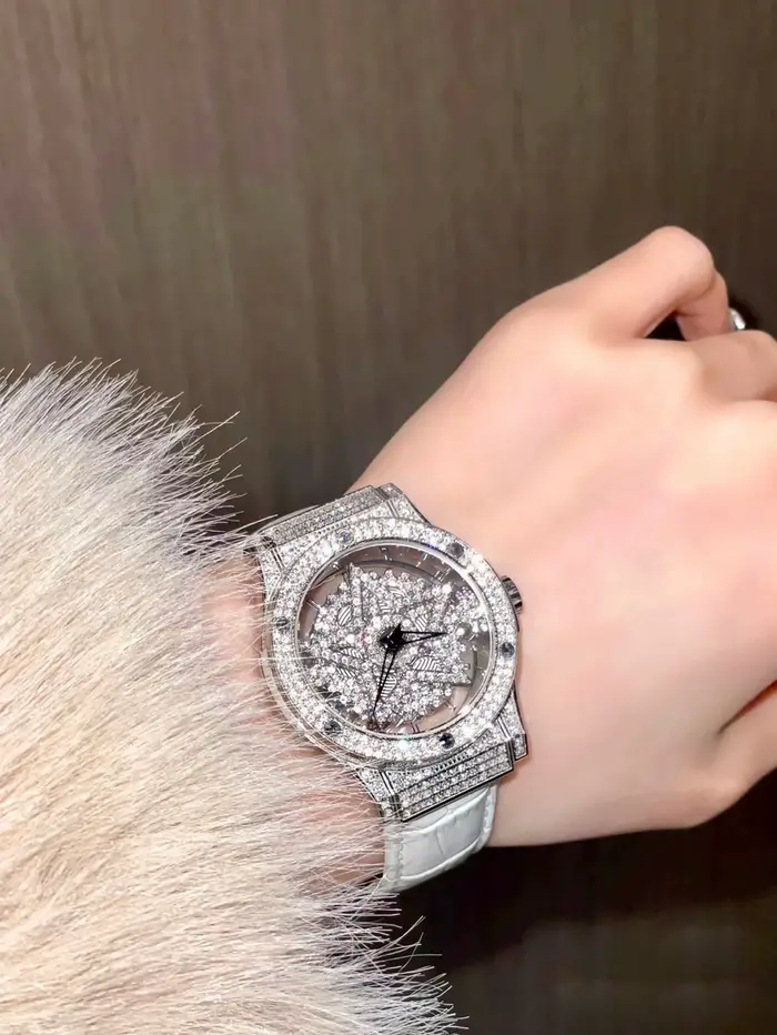 LSVTR nouveau modèle haut de gamme élégant montre pour femme à la mode avec boîtier Transparent dos embellissements en strass