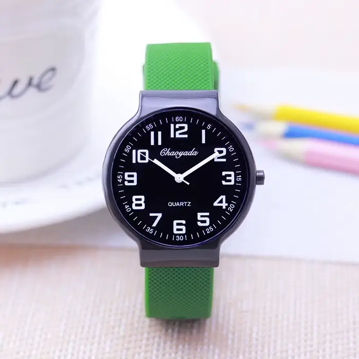 Montre homme CYD CHAOYADA avec bracelet en silicone résistant à l'eau pour hommes élégants et sportifs occassions multiples