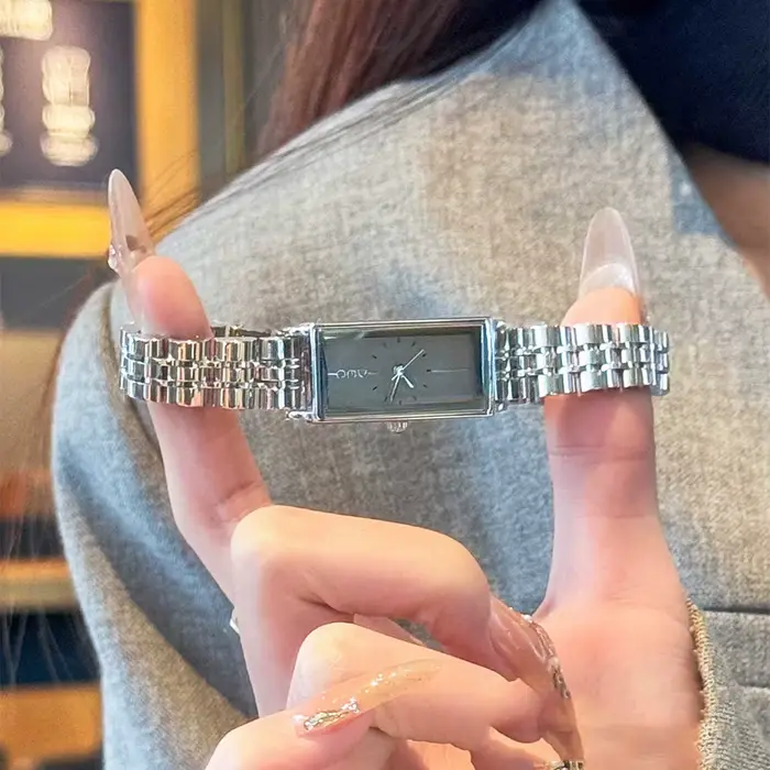 Montre rectangulaire en acier inoxydable pour femmes avec mouvement à quartz, résistante à l'eau, idéale pour toutes les occasions et cadeaux spéciaux