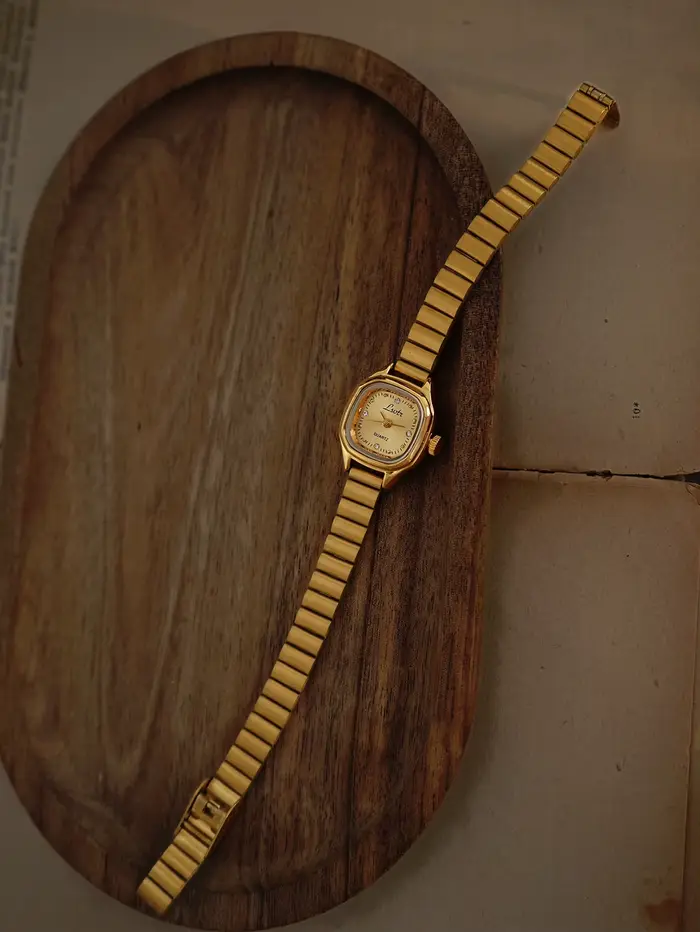1 Nouvelle montre pour femme à petit cadran carré doré exquis vintage de style français, à la mode, simple, élégante, luxueuse, compacte, étanche, bracelet en acier inoxydable, montre à quartz classiq
