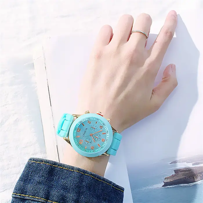Montre à quartz en silicone blanc pour femmes