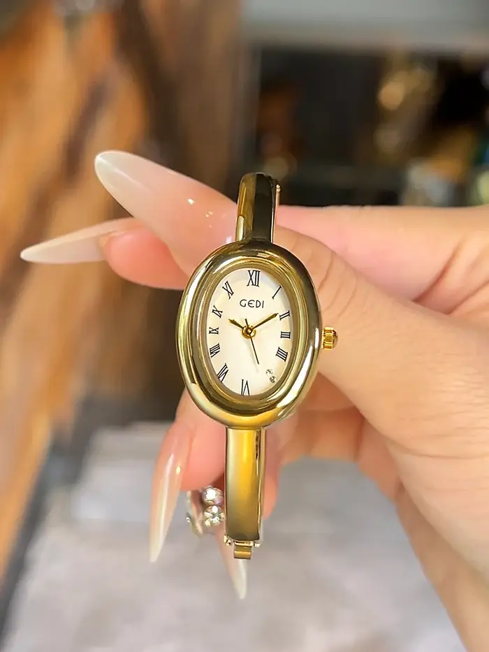 Montre de luxe femme ovale en or forme baignoire bracelet inspiration vintage quartz unique 2025