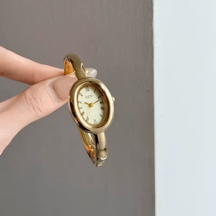 Montre pour femme Bracelet minimaliste en or horloge Bracelet en acier inoxydable montres exquises e