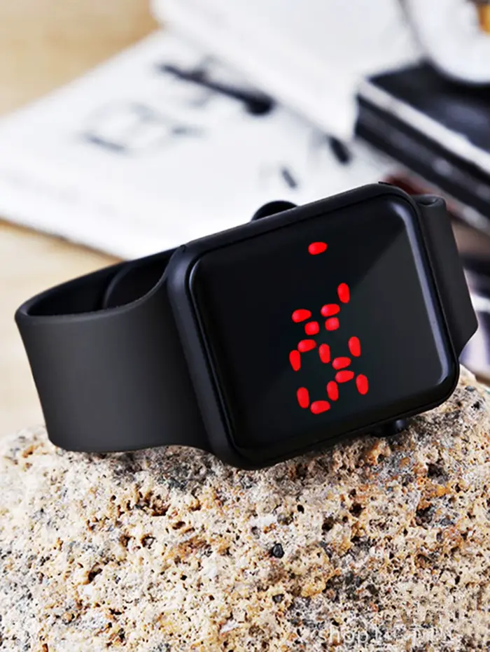 Montre carrée LED pour homme avec bracelet en silicone style fashion casual pour occasions spéciales et cadeaux d'anniversaire