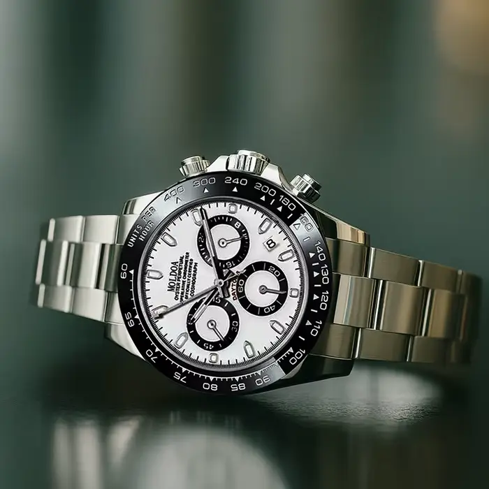 Une montre à quartz multifonctionnelle tendance en acier inoxydable argenté pour hommes avec affichage de points et de lignes.