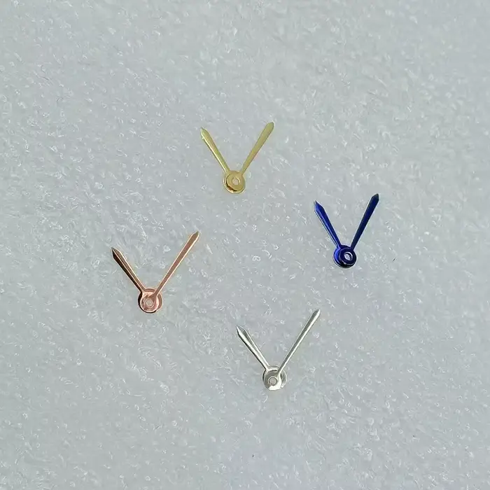 Aiguilles de montre en forme d'épée bleue