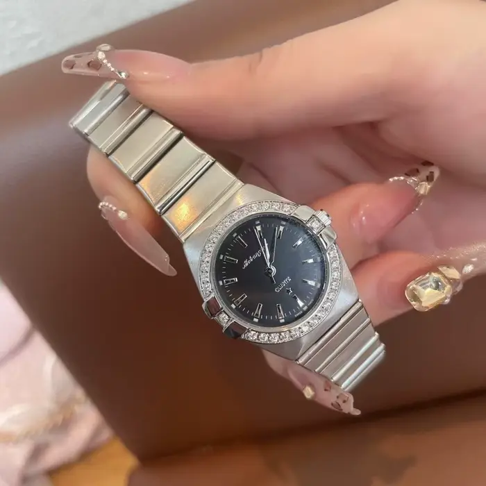Montre en alliage pour femme style fashion et casual élégante à offrir pour occasions spéciales et quotidienne