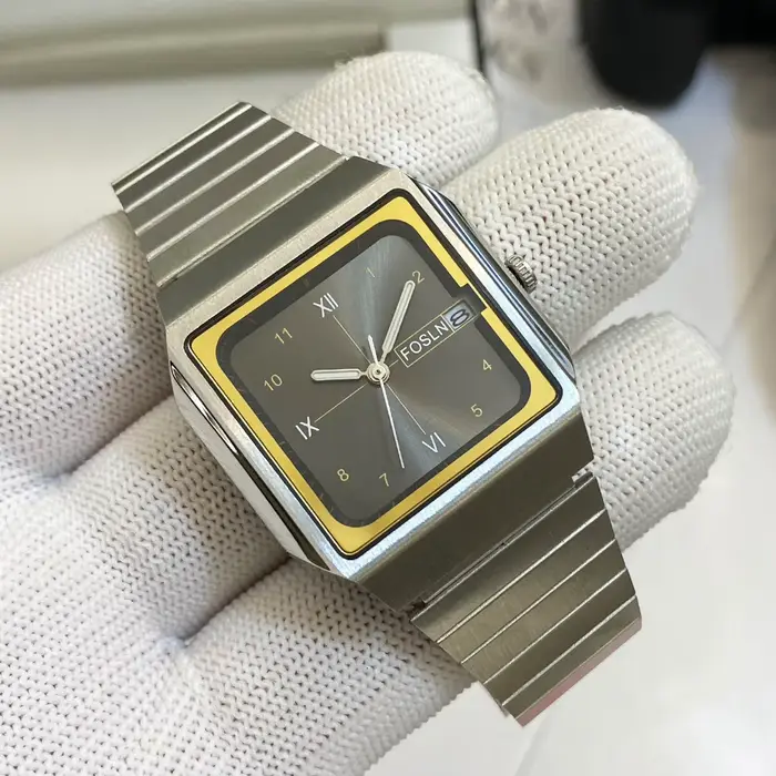 Montre à quartz carrée vintage avec boîtier en acier