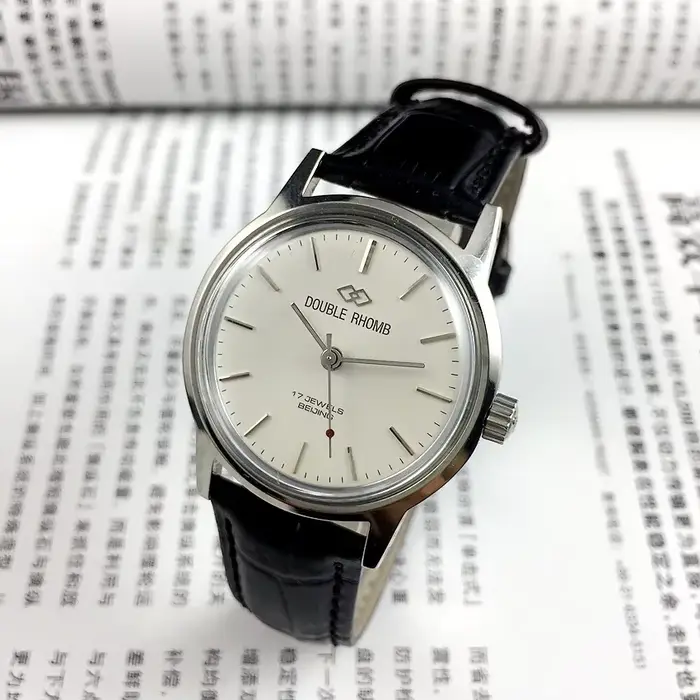 Montre mécanique manuelle pour hommes avec bracelet en cuir noir cadran blanc élégant pour affaires et occasions spéciales